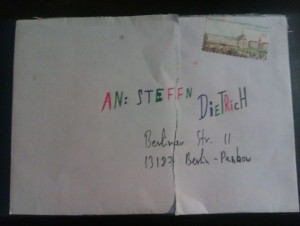 farbenfroher Briefumschlag eines Mandanten an Rechtsanwalt Dietrich